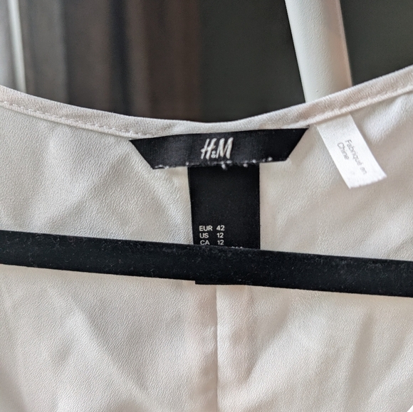 131.H&M White Asymmetrical Relaxed Tank Top - Picture 3 of 3